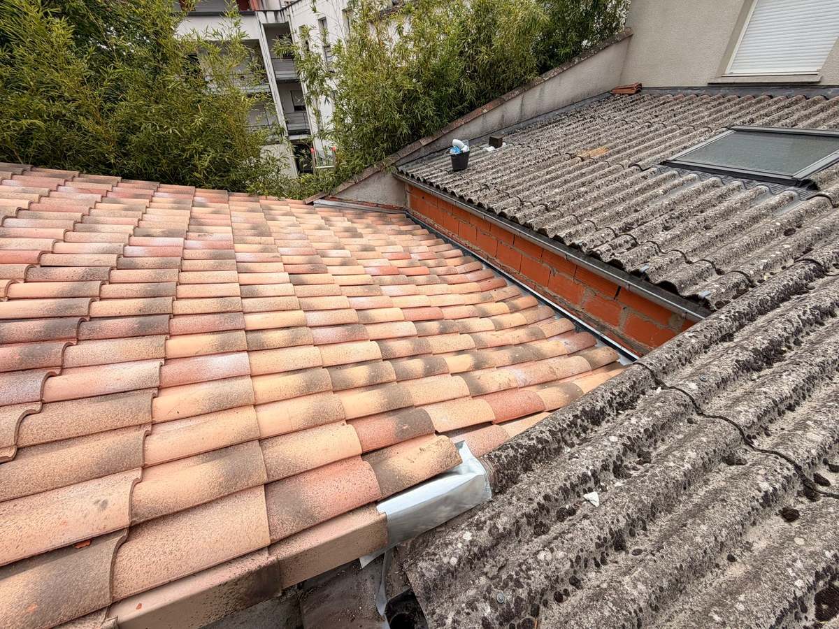 Toitures à Salses-le-Château : raccord en zinc entre une couverture neuve en tuiles canal et le toit voisin