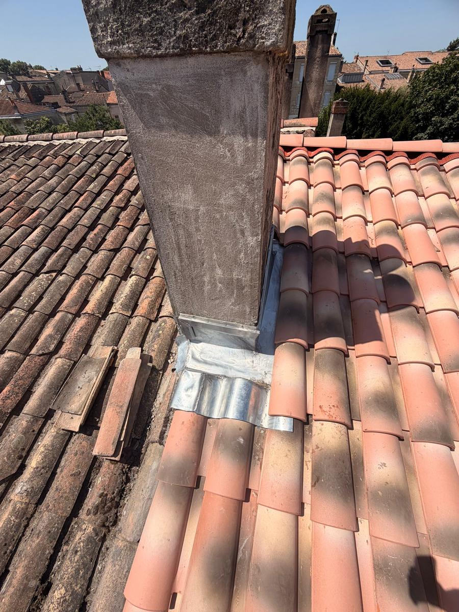 Réparation de fuite à Salses-le-Château : solin en zinc neuf au pied d'une cheminée sur toiture tuiles canal