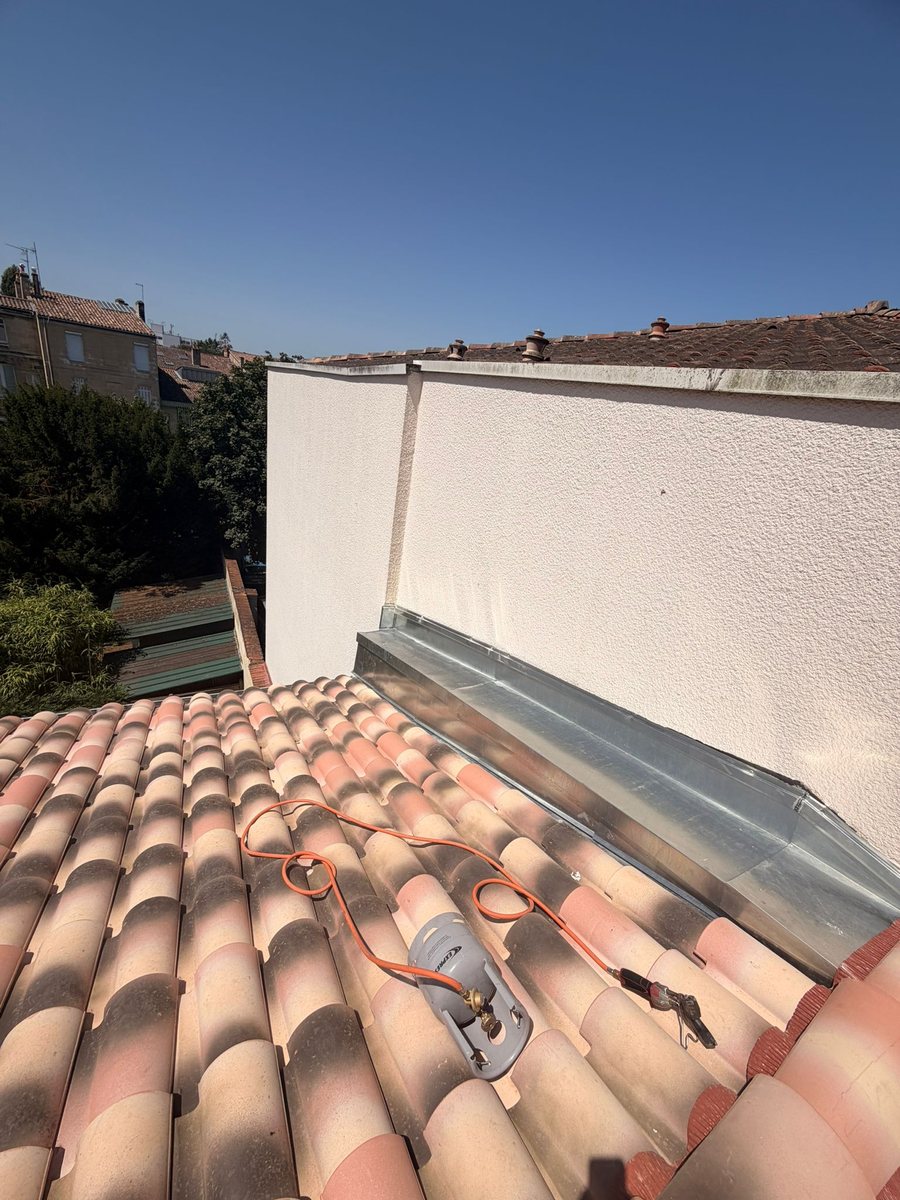 Étanchéité à Salses-le-Château : solin en zinc posé contre un mur pignon sur toiture en tuiles canal